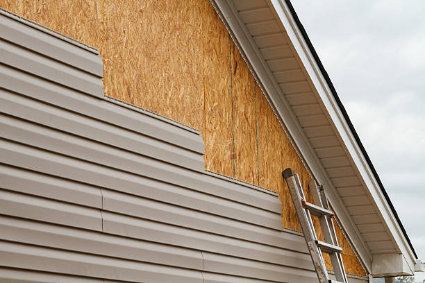Professional Siding Contractor technician working in Bloomingdale, IL